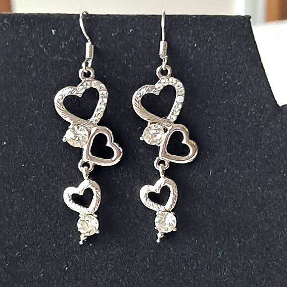 6 pair silvertone heart earrings Nwt - Picture 5 of 8